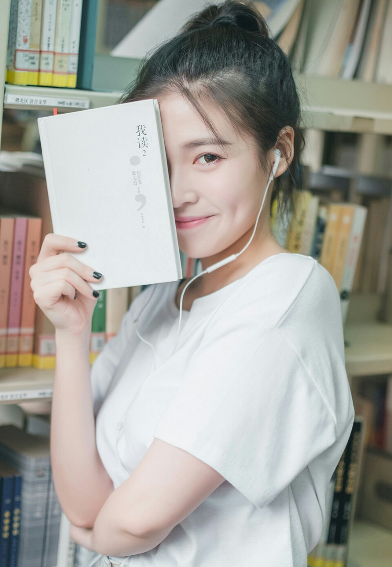 “将军，对方除了粮草，没有带任何辎重，营中的木兽还算完好，但那些弩车尽数被毁坏，不能再用了。”偏将飞奔而来，向庞德禀告着营中的情况，显然对方也没把握在带着辎重的情况下能够逃过关中兵马的追击，因此将所有不必要的负担都留下了。